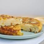 Un clásico plato español: la tortilla española, o tortilla de patata española, se como tal cual o en bocadillo.