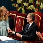 Un gesto de cariño del rey con la princesa, tras su intervención.