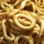 Calamares fritos es otro popular plato de tapas en España. El calamar se reboza y se fría en aceite y se sirve con limón o mayonesa.