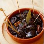 [Añadimos desde la redacción de España que eso del "hogar de los chorizos" nos ha hecho bastante gracia] El chorizo, una salchicha hecha de cerdo, es una de esas cosas que convierte todo lo que toca en algo mejor. Suele llevar pimentón y se...