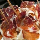 Jamón ibérico es un tipo de jamón curado de cerdos ibéricos negros del sur de España. Hasta hace poco el jamón era ilegal en Estados Unidos, pero, afortunadamente para nosotros, ahora ya está permitido (aunque es muy caro). El de mejor ca...