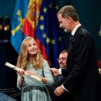 El rey Felipe entrega uno de los diplomas a la princesa Leonor.