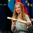 Leonor, con uno de los diplomas de los premiados.