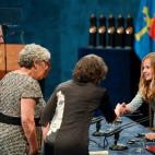 Joanne Chory y Sandra Myrna Diaz, saludando a la princesa Leonor.