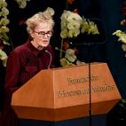 Siri Hustvedt se dirige al p&uacute;blico concentrado en Oviedo.