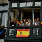 Los vecinos del Campoamor, con banderas de Espa&ntilde;a para dar la bienvenida a los premiados.