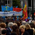 Alguna pancarta reclamando una rep&uacute;blica para Asturias, a las puertas del teatro.