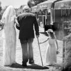 "Presentar esta imagen en blanco y negro destilaba perfectamente la relación entre tres generaciones. No necesitamos verles las caras para saber qué emociones están sintiendo: están en su lenguaje corporal, capturadas en un momento de conexi...