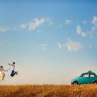 "Un cielo azul y soleado y un campo dorado formaban un lienzo limpio que permitía hacer zoom en su historia: el alegre coche turquesa y la pareja saltando de felicidad. La composición en espejo hace que la mirada del espectador permanezca, reb...