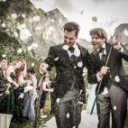 "La feliz pareja saliendo bajo una lluvia de arroz y pétalos de rosa supone una visión de felicidad sin límites. Se necesita un toque magistral para que todos los elementos encajen de forma tan perfecta, y aquí parece que lo hacen sin esfuer...