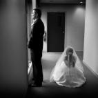 "Elegir el blanco y negro hacía poner el foco en la novia y el novio por separado, cada uno atrapado por sus pensamientos. Se deja al espectador que imagine la historia y rellene el misterio".