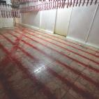 &quot;Despu&eacute;s de despellejarlos, se cuelga a los conejos en grandes c&aacute;maras frigor&iacute;ficas para que se desangren&quot;.