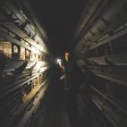 Jos&eacute; Valle, iluminando la oscuridad. Granja de gallinas en bater&iacute;a. Espa&ntilde;a.