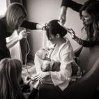 "Ocurren un montón de cosas en esta imagen, más de las que probablemente te des cuenta en un primer vistazo. Esta reciente madre de gemelos y futura novia lleva la multitarea a su máxima expresión y su fotógrafa capturó este adorable caos ...