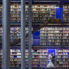 "De las miles de historias que ocurren aquí, sólo hay una que importa. La pareja simplemente posa, perfectamente enmarcada en un espacio azul, haciendo que destaque dentro de un colorido y complejo entorno. ¡La lectura nunca pareció tan esti...