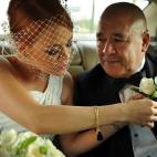 "La fotografía de bodas da lo mejor de sí cuando revela un momento lleno de emoción, como éste. Mientras la novia coloca con cuidado la flor, la cara de su padre se llena de amor por su niñita. Es una historia que se ha repetido durante dé...