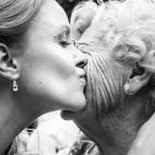 "Es difícil resistirse a la emoción de un dulce beso entre generaciones, especialmente en un contexto cargado de tradición y familia. La iluminación y el blanco y negro hacen que las texturas de la piel y el pelo contrasten de una manera suave".