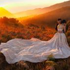 "La luz dorada del atardecer derramándose sobre esta adorable pareja da a la escena un aire suave y romántico. No es sólo un bonito retrato de la pareja, es una maravillosa exhibición de la cola del vestido. Desde la luz, hasta el estilo y l...