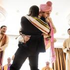 "Brillante iluminación desde una gran ventana que baña toda la estancia, dotando a esta imagen de una perfecta sensación de ligereza. El fotógrafo no sólo capturó el abrazo espontáneo, sino también la alegre reacción de los testigos".