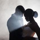 "¿Quién dice que las fotos artísticas de bodas no pueden ser sexies? Esta pareja hace aumentar la temperatura con su pose, mientras el mundo parece evaporarse a su alrededor. Iluminados desde atrás, el contraste entre ellos y la suave llamar...