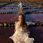 "La expresión de la novia mientras corre hacia la cámara ilumina el entorno y la loca postura del novio llama la atención sobre el fondo. Esta inusual —y casi precaria— localización está llena de líneas que que van dirigiendo al ojo ha...