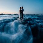 "Nuestras mujeres suelen ser las proberviales islas en una tormenta; en esta imagen, ese dicho cobra vida. Mientras las agitadas aguas azules corren a su alrededor, los novios se aferran el uno al otro y se mantienen firmes en su amor. Es una re...