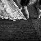 "La fotografía de boda puede ir sobre grandes momentos o pequeños detalles como éste. Pegadito a la novia, este perro fiel parece bien dispuesto a cumplir con su papel en el gran día. ¡Pero ten cuidado de no pisar nada importante!".