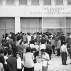 A apenas dos semanas de concluir su mandato, el presidente Eisenhower rompe oficialmente las relaciones diplomáticas de EEUU con Cuba.