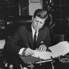El presidente de EEUU John F. Kennedy ordena el embargo total de Cuba, incluyendo los productos alimenticios y medicinas, mediante la Orden Ejecutiva Presidencial 3447. El texto le dio potestad al secretario del Tesoro para prohibir la importac...