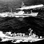 Tras varias negociaciones secretas, el presidente de la URSS, Nikita Kruschev, lanza una propuesta aceptada por Kennedy según la cual la URSS retiraría 42 misiles instalados en la localidad cubana de San Cristóbal a cambio del compromiso est...