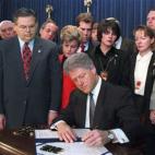 La norma que aprueba el presidente estadounidense Bill Clinton, impulsada por el partido republicano, endurece el embargo a la isla. La ley permite demandar a quienes negocien con propiedades confiscadas a estadounidenses en Cuba. EEUU se encuen...