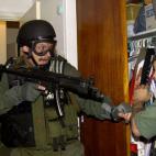 La historia del niño balsero comenzó cuando su madre decidió sacarle de Cuba en un bote precario rumbo a EEUU. Ella y otras diez personas murieron durante la travesía, pero el niño, de cinco años, sobrevivió junto a otros tres migrantes. ...