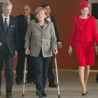 Con el rey Felipe y la reina Matilde de Bélgica, en febrero de 2014, un mes después de sufrir un accidente cuando practicaba esquí de fondo en Suiza.