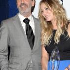 El productor Chuck Lorre y la actriz Kaley Cuoco posan en la sala de prensa del Nokia Theatre L.A. Live.
