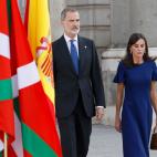 El rey Felipe VI (i) y la reina Letizia (d) a su llegada a la Plaza de la Armería donde se celebra el tercer homenaje de Estado a las víctimas de la covid-19