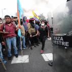 Manifestantes indígenas toman este martes el edificio de la Asamblea Nacional en Quito (Ecuador). Los manifestantes tomaron el edificio de la Asamblea Nacional (Parlamento) de Ecuador al grito de "¡fuera Moreno fuera!", tras tirar abajo las v...