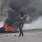 Manifestantes indígenas toman este martes el edificio de la Asamblea Nacional en Quito (Ecuador). Los manifestantes tomaron el edificio de la Asamblea Nacional (Parlamento) de Ecuador al grito de "¡fuera Moreno fuera!", tras tirar abajo las v...