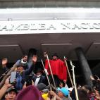 Manifestantes indígenas toman este martes el edificio de la Asamblea Nacional de Quito (Ecuador). Los manifestantes tomaron el edificio de la Asamblea Nacional (Parlamento) de Ecuador al grito de "¡fuera Moreno fuera!", tras tirar abajo las ve...