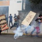Manifestantes indígenas toman este martes el edificio de la Asamblea Nacional de Quito (Ecuador). Los manifestantes tomaron el edificio de la Asamblea Nacional (Parlamento) de Ecuador al grito de "¡fuera Moreno fuera!", tras tirar abajo las ve...