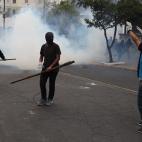 Manifestantes indígenas toman este martes el edificio de la Asamblea Nacional de Quito (Ecuador). Los manifestantes tomaron el edificio de la Asamblea Nacional (Parlamento) de Ecuador al grito de "¡fuera Moreno fuera!", tras tirar abajo las ve...