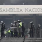 Policías enfrentan a manifestantes indígenas que toman este martes el edificio de la Asamblea Nacional de Quito (Ecuador). Los manifestantes tomaron el edificio de la Asamblea Nacional (Parlamento) de Ecuador al grito de "¡fuera Moreno fuera!...