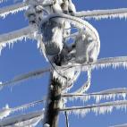 Un poste eléctrico congelado en Dunwoody, Georgia