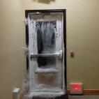 La puerta de una salida de emergencia, congelada