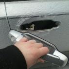 El manillar de la puerta de un coche