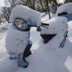 La nieve cubre una moto en Chicago