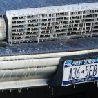 Los carámbanos cubren un coche en Nueva York