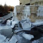 Una cascada del exterior del Museo Nacional del Indio Americano en Washington, completamente helada
