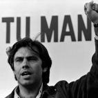 Felipe Gonzalez levanta el puño en un mitin electoral en 1977, en el estadio de f¿tbol General Moscardo de Usera, en Madrid.