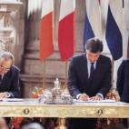 Firma de la entrada de España a la CEE junto al entonces ministro de Asuntos Exteriores Fernando Morán.