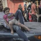 Miles de personas tratan de abandonar el barrio gazatí de Shujaiya, en el este de la Franja, objeto de intensos y repetidos bombardeos del Ejército israelí por tierra y aire. Han fallecido decenas de personas.